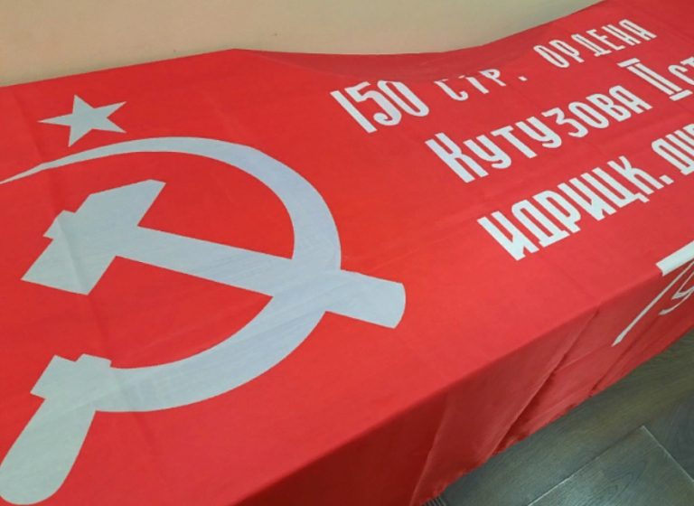 Во всех киосках Дагпечати Махачкалы - копии Знамени Победы и фотографии Героя Нурмагомеда Гаджимагомедова