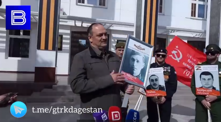 Менее получаса осталось до старта акции «Бессмертный полк» в Махачкале