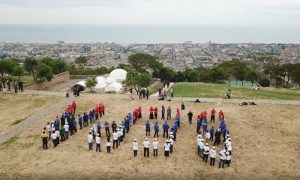 Участники Межрелигиозного форума выстроили слово ВЕРА на крепости Нарын-Кала