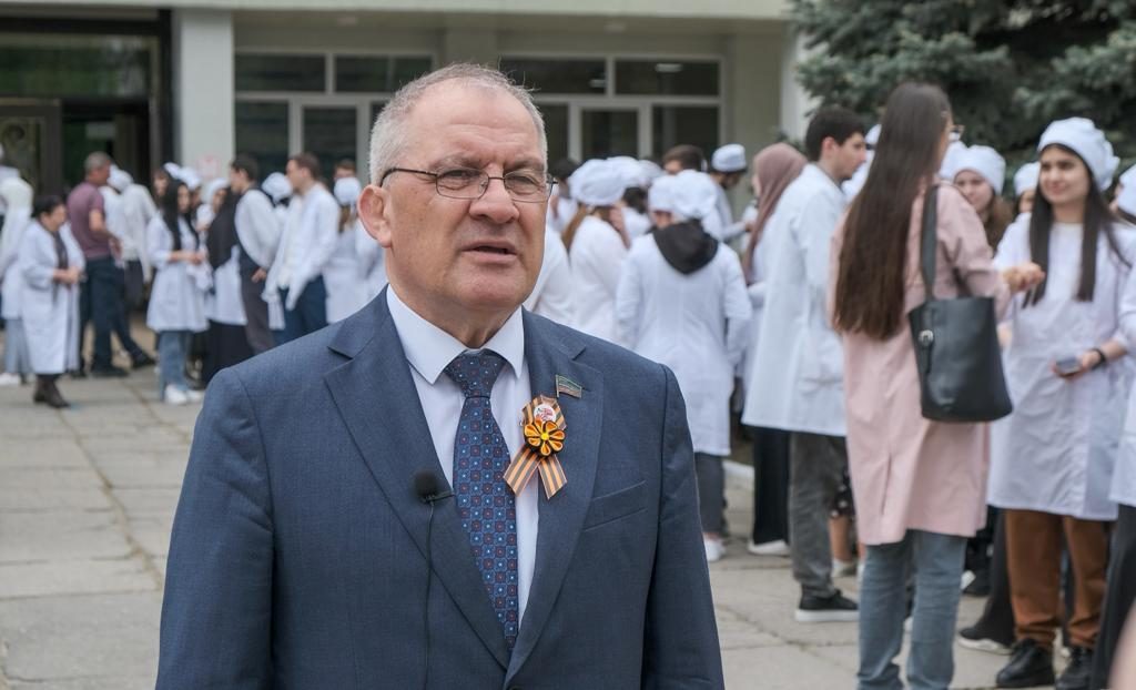 В ДГМУ состоялась церемония развёртывания «Знамени Победы»