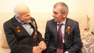 Руслан Алиев поздравил ветерана ВОВ Ахмеднаби Апашаева с наступающим Днём Победы