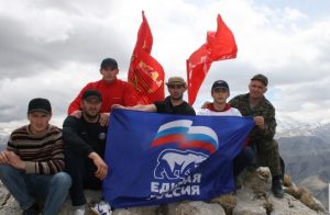 На вершине горного плато Щунудаг (почти 3000 м над уровнем моря) водрузили точную копию Знамени Победы