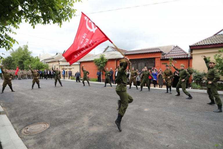 В Хасавюрте у дома ветерана прошёл парад