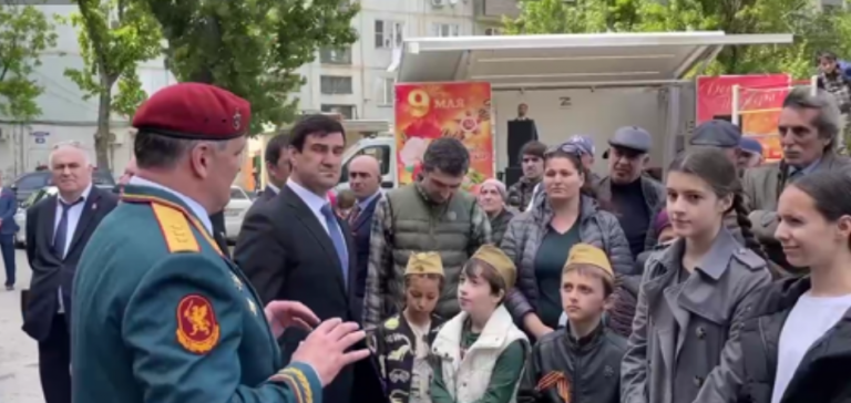 Во дворе у ветерана Великой Отечественной войны Курбана Курбанова Сергей Меликов пообщался с жильцами прилегающих домов