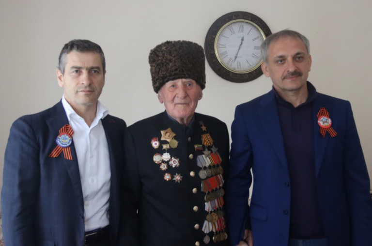 Энрик Муслимов поздравил ветерана ВОВ Ибрагим-пашу Садыкова