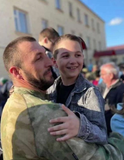 На этих трогательных кадрах – неподдельные эмоции 9-летнего Расула Магомедова, который дождался возвращения папы из зоны СВО