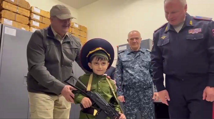 Обязательный атрибут защитника Родины – автомат