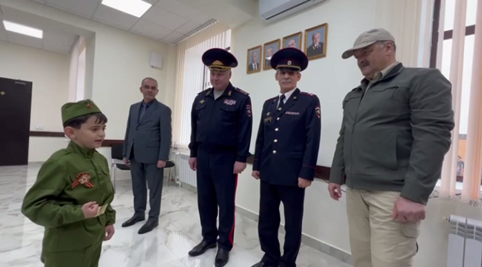 Маленький Замир из Сулейман-Стальского района уже примеряет военную форму и хочет защищать родину от врагов...