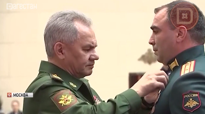 «Золотую Звезду» Герою спецоперации на Украине Энверу Набиеву вручил министр обороны России Сергей Шойгу