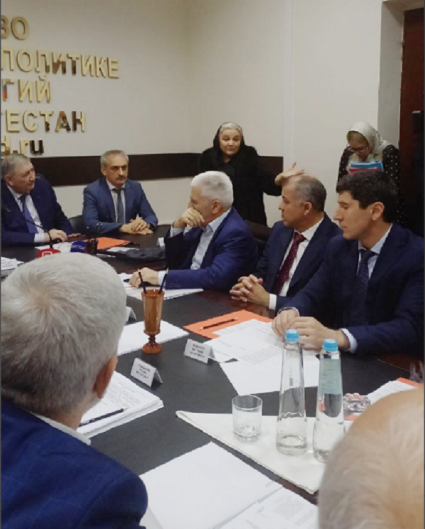 Мать участника СВО выступила на слушаниях по вопросу поправок в Конституцию Дагестана