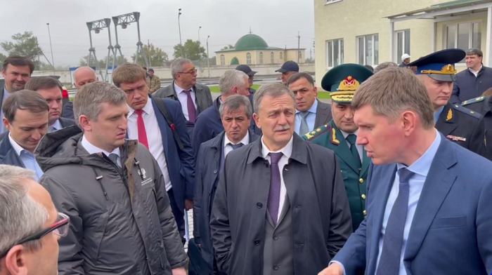 Прямо сейчас: вице-премьер РФ Алексей Оверчук, министр экономического развития страны Максим Решетников и глава Дагестана Сергей Меликов знакомятся с потенциалом пункта пропуска через госгран