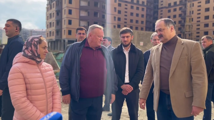Как и обещал, выехал на место строительства жилых домов, возводимых в Каспийске компанией «АРСИ групп»