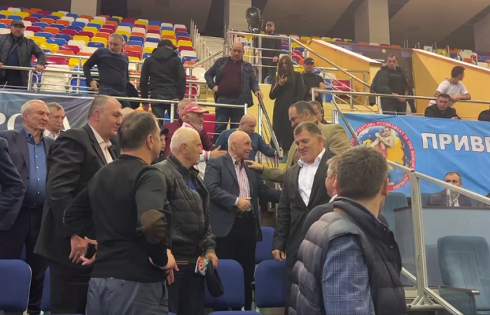 Сергей Меликов пообщался с первым олимпийским чемпионом с Северного Кавказа Загалавом Абдулбековым, который тоже посетил Международные соревнования по вольной борьбе памяти Али Алиева