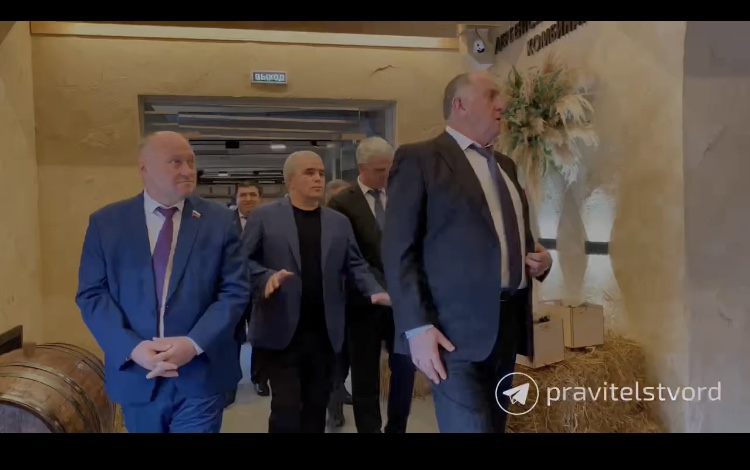 Владимир Надыкто, Алексей Кондратенко и Абдулмуслим Абдулмуслимов посетили Дербентский коньячный комбинат