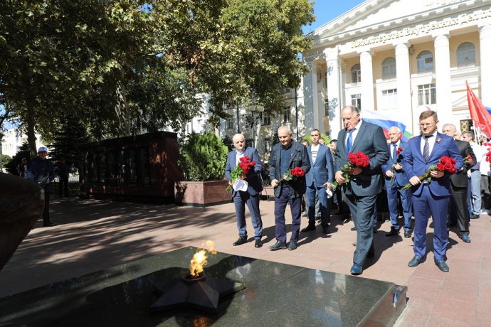 Прямо сейчас: Председатель Правительства Дагестана Абдулмуслим Абдулмуслимов возложил цветы к памятнику Воину-освободителю в парке им. Ленинского Комсомола в Махачкале