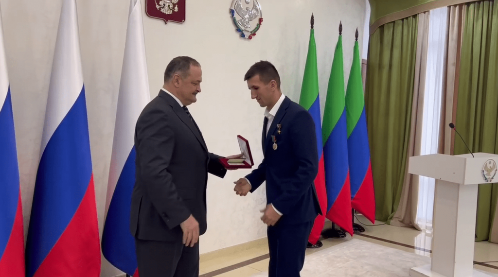 Герой России Руслан Курбанов награжден сегодня орденом «За заслуги перед Республикой Дагестан».