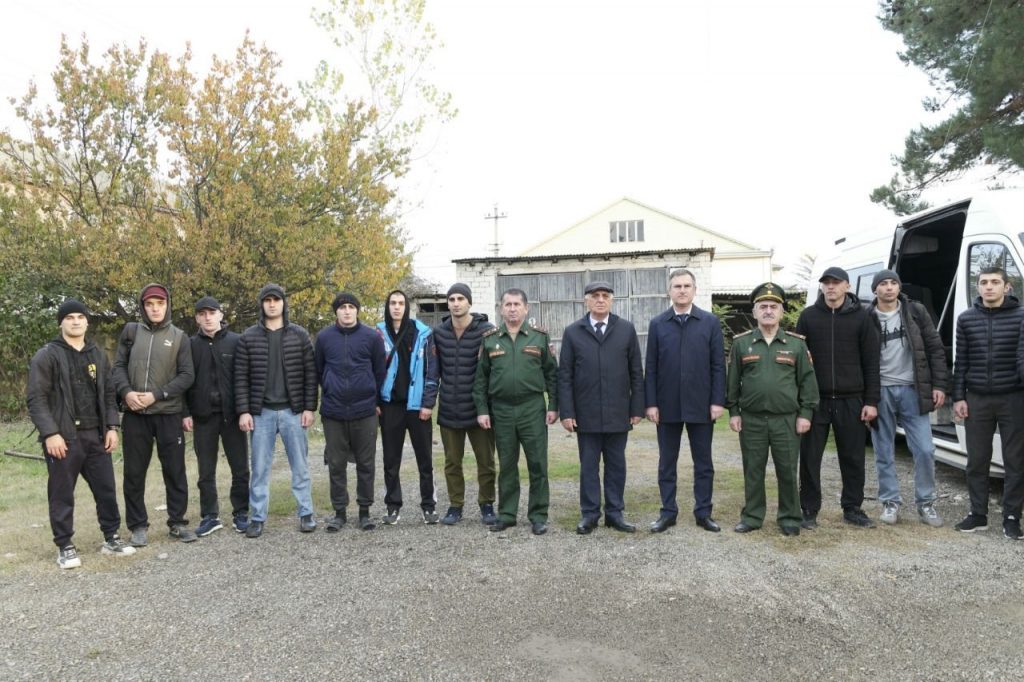 ИЗ СУЛЕЙМАН-СТАЛЬСКОГО РАЙОНА НА СРОЧНУЮ СЛУЖБУ ОТПРАВИЛИ ВТОРУЮ ПАРТИЮ ПРИЗЫВНИКОВ