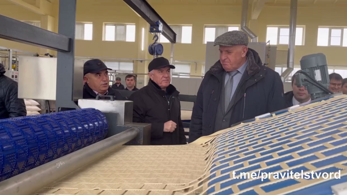 В эти минуты премьер-министр Дагестана Абдулмуслим Абдулмуслимов прибыл на кондитерское предприятие ООО «ЕВРОКОНД» в Избербаше
