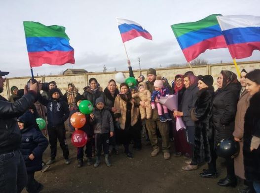 Новокосинцы с танцами встретили бойца из зоны СВО