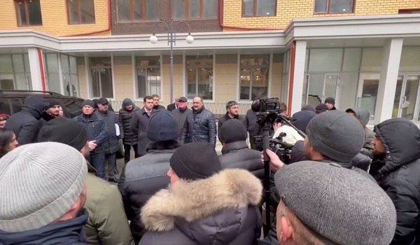 Прямо сейчас: Сергей Меликов в Каспийске встречается с дольщиками жилищного комплекса «Фэмили – Блок»