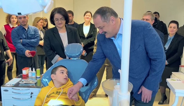 8-летний Амир настолько не боится врачей, что захотел прочитать стихи главе Дагестана, сидя в стоматологическом кресле