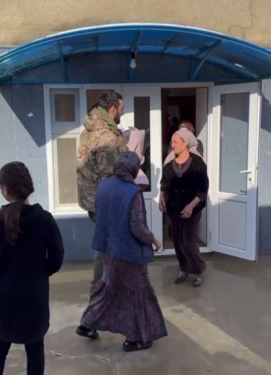 Часами ранее на малую Родину вернулся участник СВО из Новолакского района Баймурадов Шамиль
