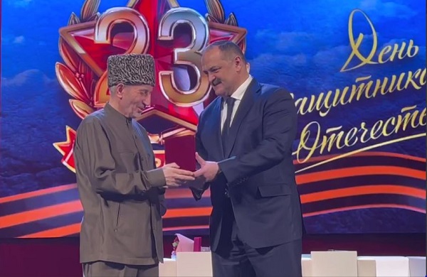 Муфтий Дагестана, шейх Ахмад-Хаджи Абдулаев получил из рук главы Дагестана Сергея Меликова орден Почета Республики Дагестан III степени.