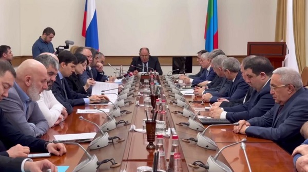 Председатель Правительства РД Абдулмуслим Абдулмуслимов проводит совещание по вопросу развития пищевой и перерабатывающей промышленности в Республике Дагестан