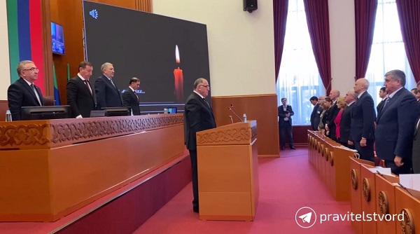 Депутаты Народного Собрания РД и члены Правительства Дагестана почтили память погибших участников специальной военной операции минутой молчания