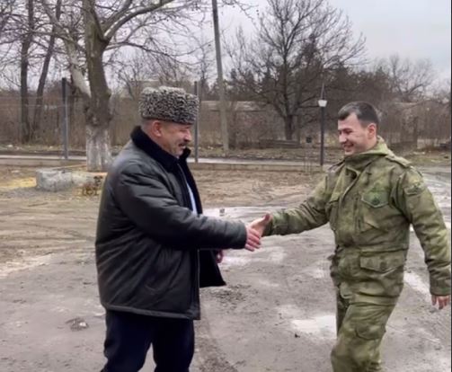 В сети появились кадры трогательного видео, на котором отец и сын встретились в зоне проведения СВО. 