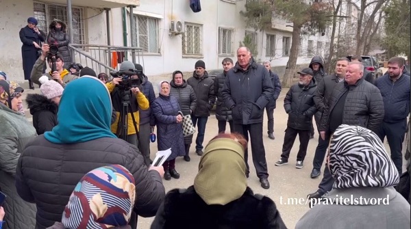 Абдулмуслим Абдулмуслимов проводит встречу с жителями общежития Каспийска