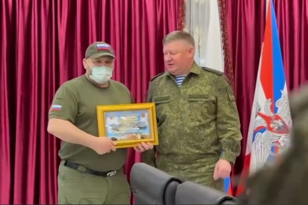 Генерал-полковник, командующий авиационной группой ВС РФ в Сирии Андрей Сердюков передал благодарственные письма главе Дагестана Сергею Меликову и муфтию региона Ахмаду Афанди Абдулаеву