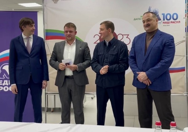 Учитель аварского языка и лит-ры Нижне-Кегерской средней школы из Гунибского района Рамазан Газимагомедов прочитал стихотворение Расула Гамзатова о Дагестане на родном языке на встрече с Андр