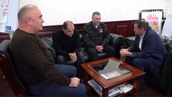 Глава Хасавюрта встретился с военнослужащим Мурадом Гаджиевым