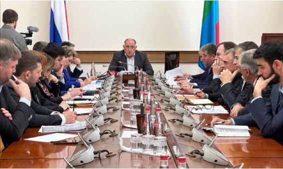Эпидемиологическую ситуацию по кори и гриппу в Дагестане обсуждают в эти минуты на совещании под руководством премьер-министра республики Абдулмуслима Абдулмуслимова