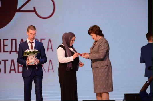 Уроженка села Новочуртах Новолакского района Заира Пахрудинова, работающая в одной из Мелитопольских школ, награждена почетным знаком от Минобрнауки Запорожской области.