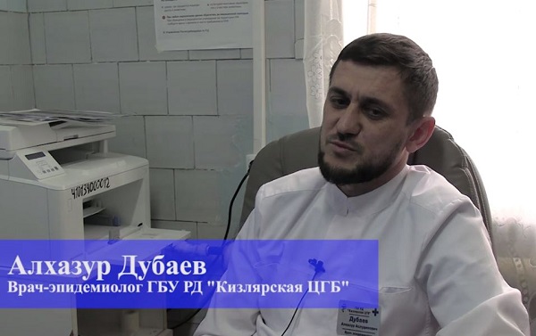 На вопросы кизлярцев о вакцинации против полиомиелита продолжает отвечать эпидемиолог города Кизляра Алхазур Дубаев
