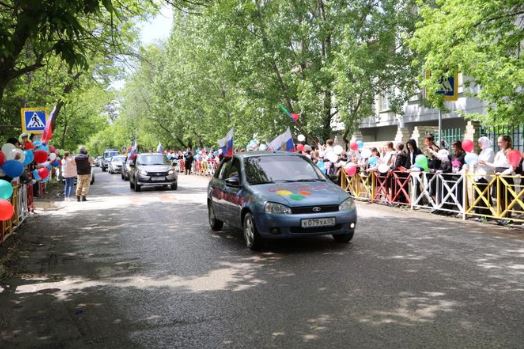 В Кизляре прошел автопробег "Спасибо деду за Победу" и конкурс рисунков на автомобилях