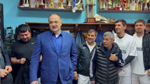 Сергей Меликов приветствовал легенд футбола Советского Союза и России, многие из которых приехали в Дагестан специально для участия в сегодняшнем товарищеском матче