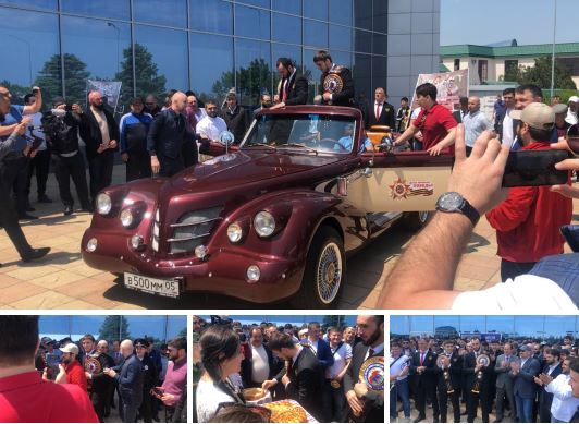 Сегодня в аэропорту Уйташ руководство республики и района, а также родственники, друзья и болельщики встретили чемпионов мира по боксу Шарапутдина Атаева и Муслима Гаджимагомедова