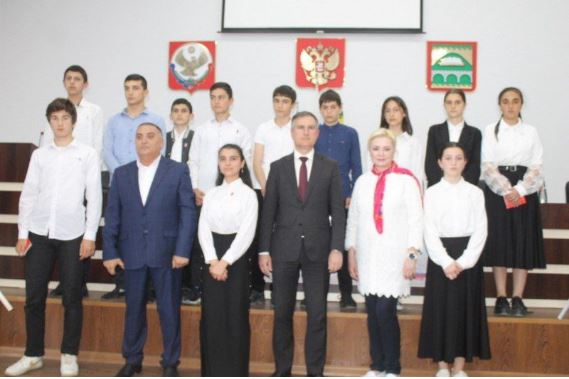 В Сулейман-Стальском районе Председатель Комитета Народного Собрания Республики Дагестан по образованию и науке Елена Павлюченко приняла участие в торжественном вручении паспортов гражданина 