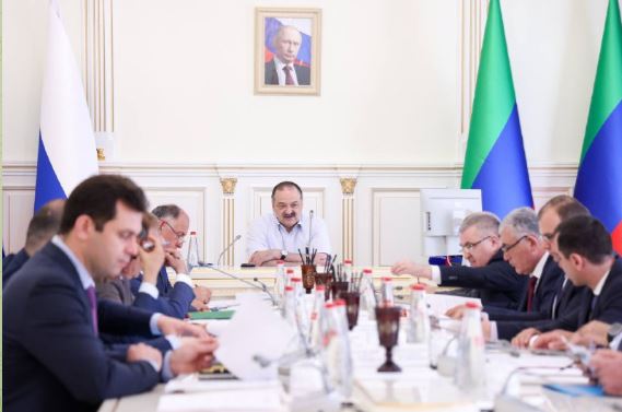 Сергей Меликов проводит совещание по актуальным для региона вопросам