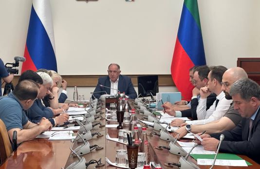 В эти минуты Абдулмуслим Абдулмуслимов проводит совещание по вопросу реализации отдельных мероприятий в сфере здравоохранения