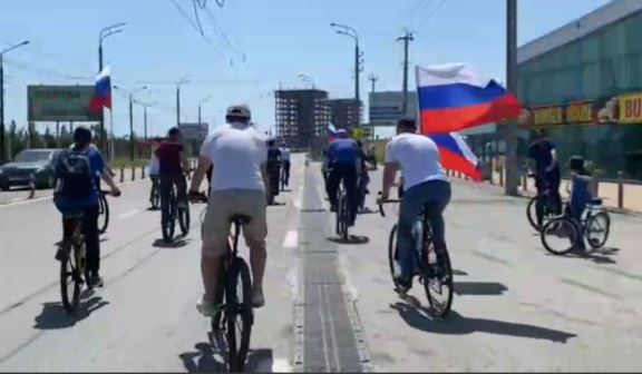 В День России в Каспийске прошел велопробег. Его участники проехались от Анжи-Арены до Комсомольской улицы