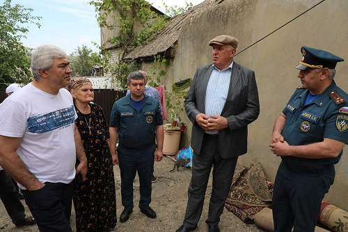Власти региона помогают буйнакцам восстанавливать крыши домов после града и дождя