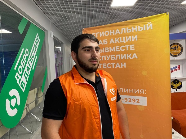 Информационнех буклеты по контрактной службе раздали волонтеры дагестанского штаба #МыВместе 