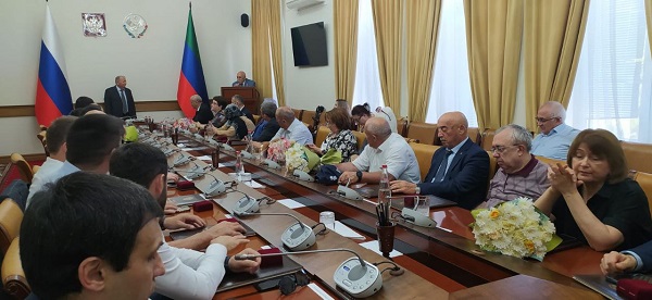 В Махачкале в День Конституции Дагестана состоялась церемония вручения Государственных премий РД и премий им. Расула Гамзатова особо отличившимся представителям науки, поэзии, литературы и ки