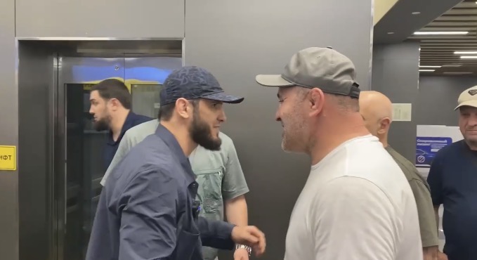 Ислам Махачев вернулся в Дагестан после исторической победы в UFC