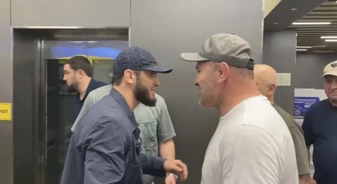 Ислам Махачев вернулся в Дагестан после исторической победы в UFC