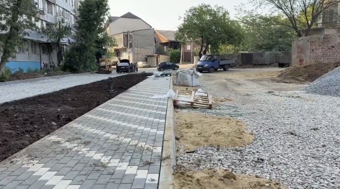 В Махачкале капитально обновляют двор на улице Зои Космодемьянской после 30 лет без ремонта